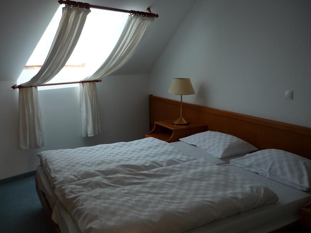 Öreg Malom Hotel Csepreg Rum bild